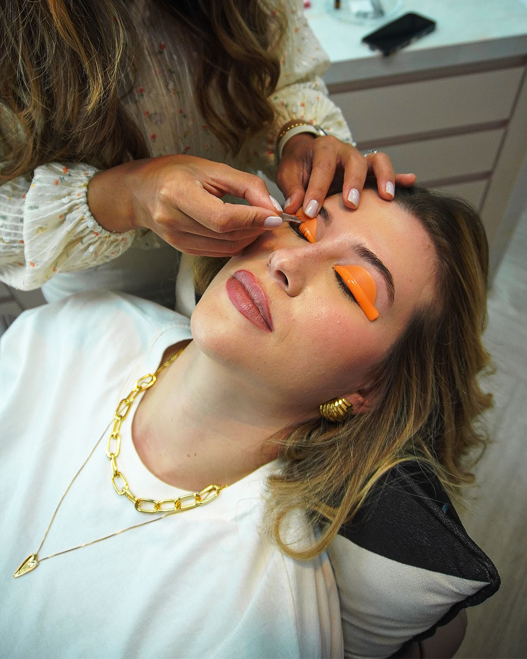 Atendimento de sobrancelha no Beauty Lounge